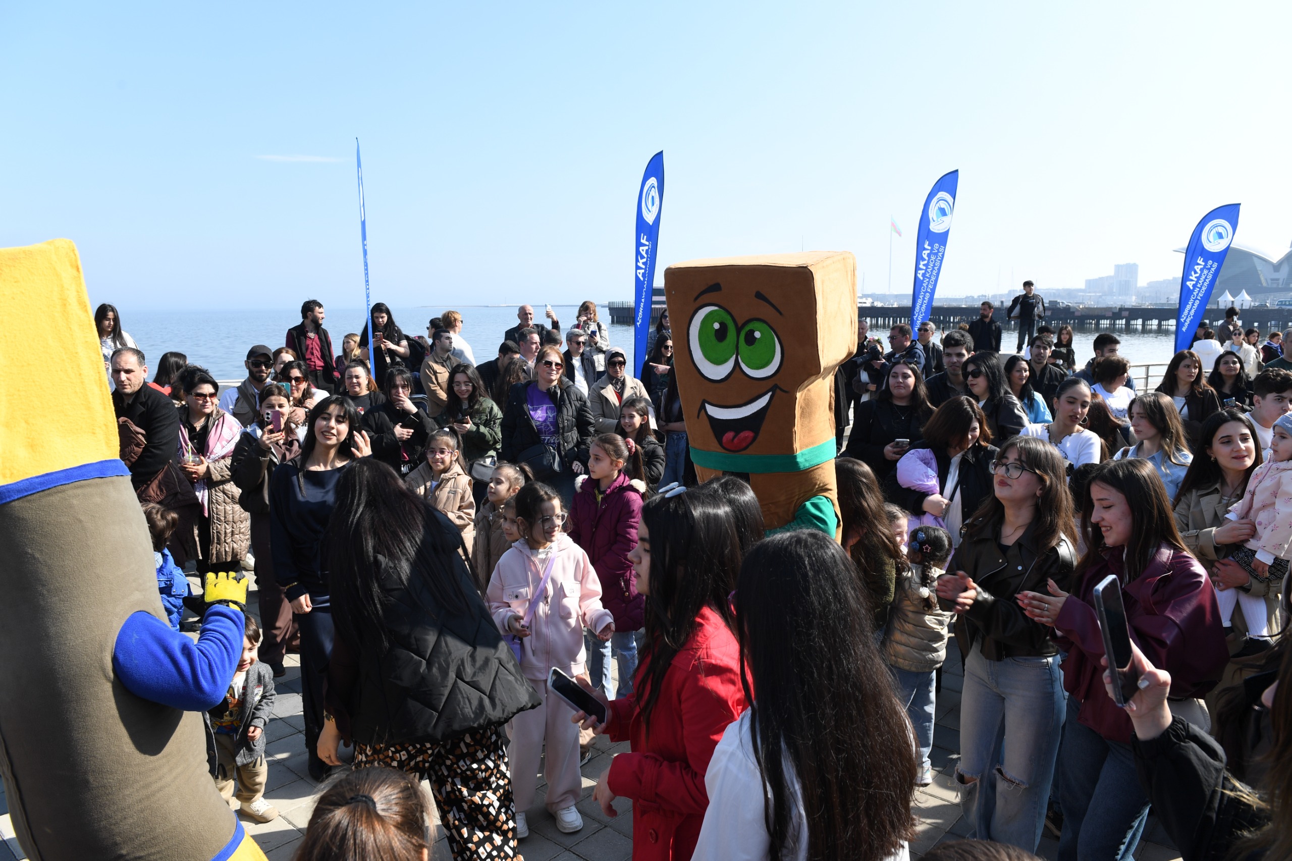 Bakıda Xəzərin suları avarçəkmə və yelkənli qayıqlarla bəzəndi (FOTO)